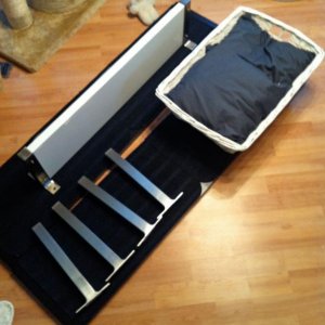 Hier das ganze Material von IKEA. Zwei lange und 28 cm tiefe dunkle Regale (Name: Ekby Järpen und Bjarnum Befestigung; das weiße Brett hatte ich noch übrig Ekby Tony, selbe Befestigung) dann wird noch ein Korb aufs Regal geschraubt und los kann es gehn!