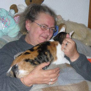 Sie genießt es..mit mir zu Schmusen ..wenn sie schnurrt ..sabbert sie